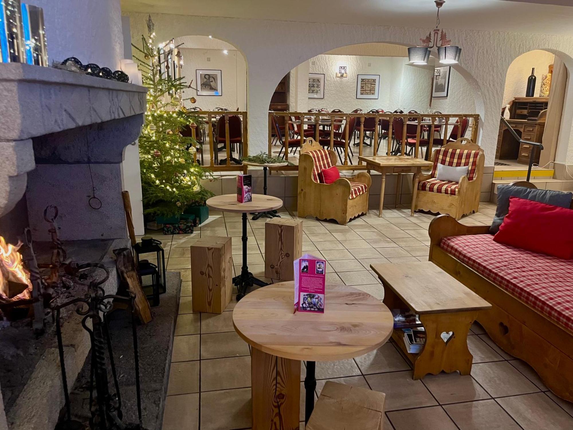 Hotel Restaurant Le Clos 베세-에-생타나스타시 외부 사진