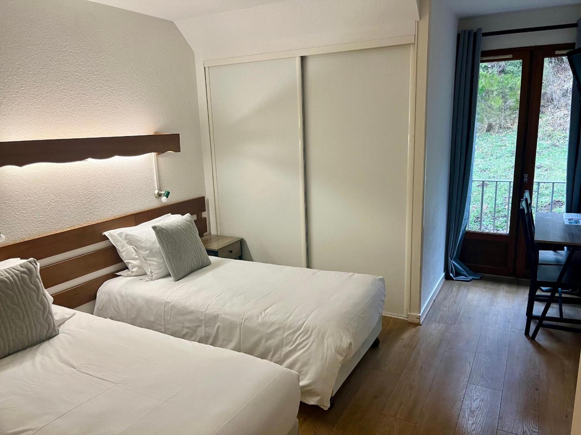 Hotel Restaurant Le Clos 베세-에-생타나스타시 객실 사진